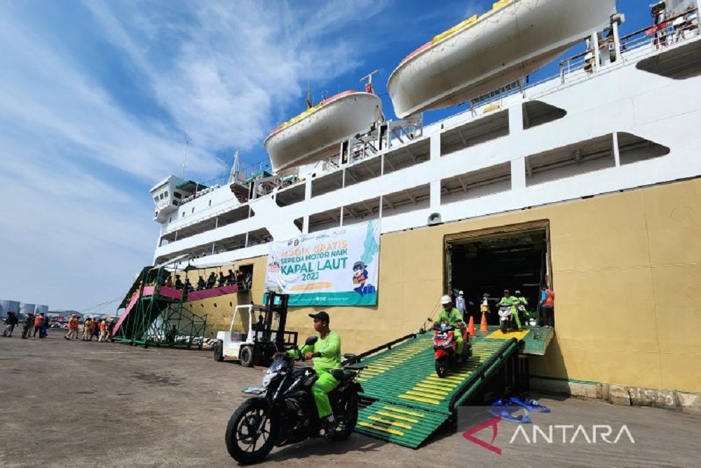 Ribuan Pemudik Pakai Motor Tiba di Pelabuhan Tanjung Emas Semarang
