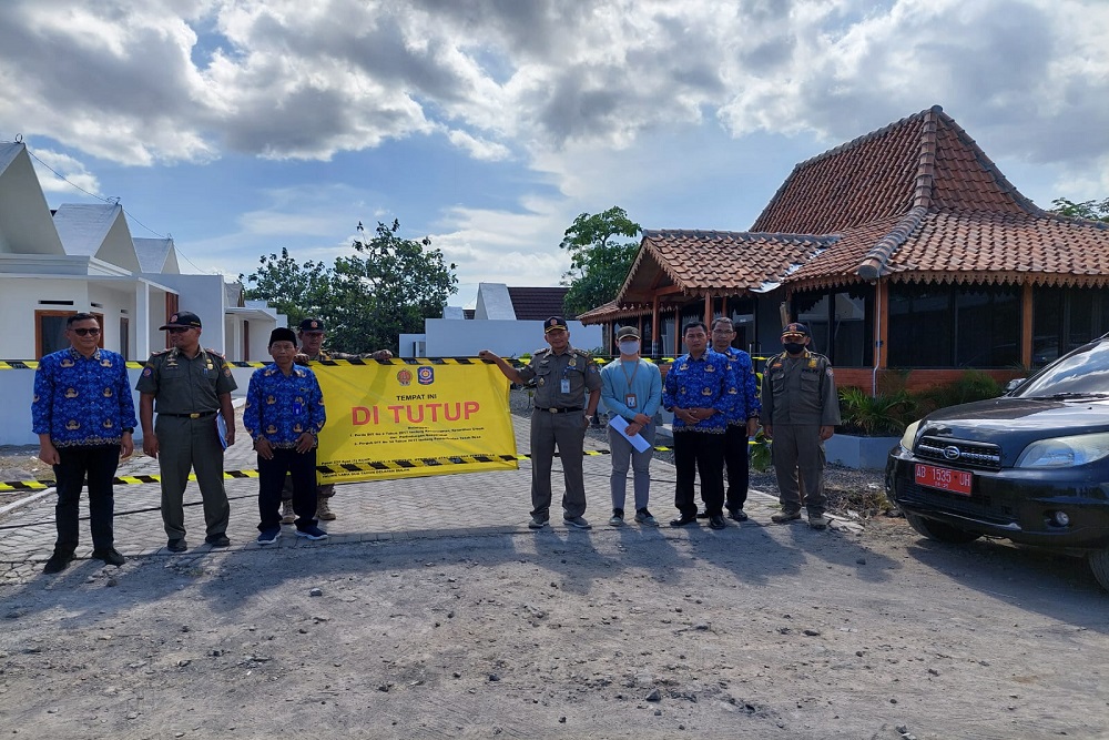 Satpol PP DIY Tutup Paksa Pembangunan Perumahan Ilegal di Tanah Kas Desa Maguwoharjo