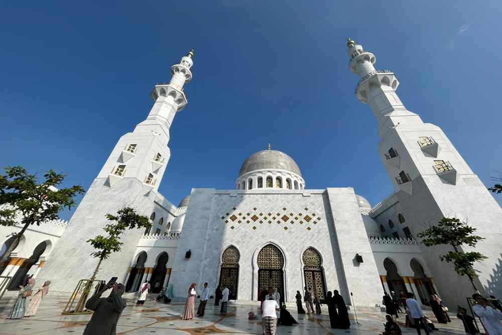 Menengok Kemegahan Masjid Raya Sheikh Zayed Tempat Jokowi Salat Idulfitri