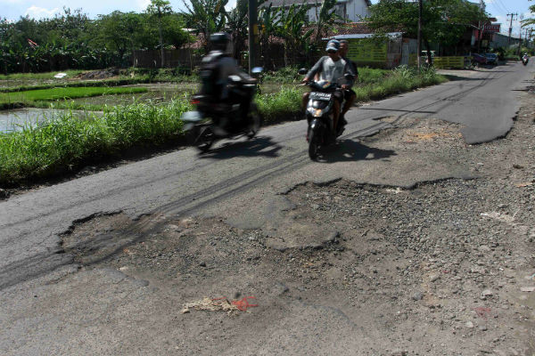 Erick Thohir Posting Foto-foto Jalan Rusak di Lampung, Warganet Soroti Gubernur