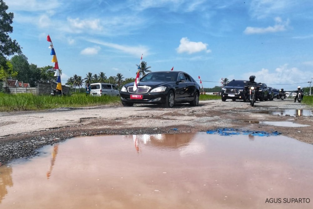 Viral Mobil Jokowi Nyangkut di Jalan Rusak Lampung, Benarkah?