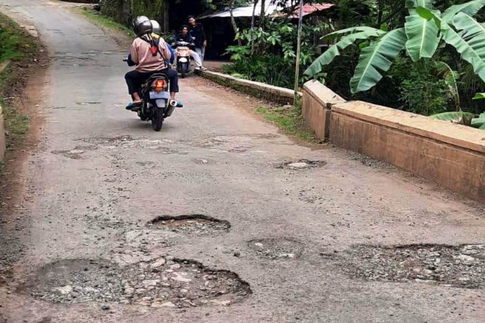 Truk Proyek Jalan Gunungkidul-Sleman Lalu Lalang, Warga Putat Mengeluh Jalan Rusak