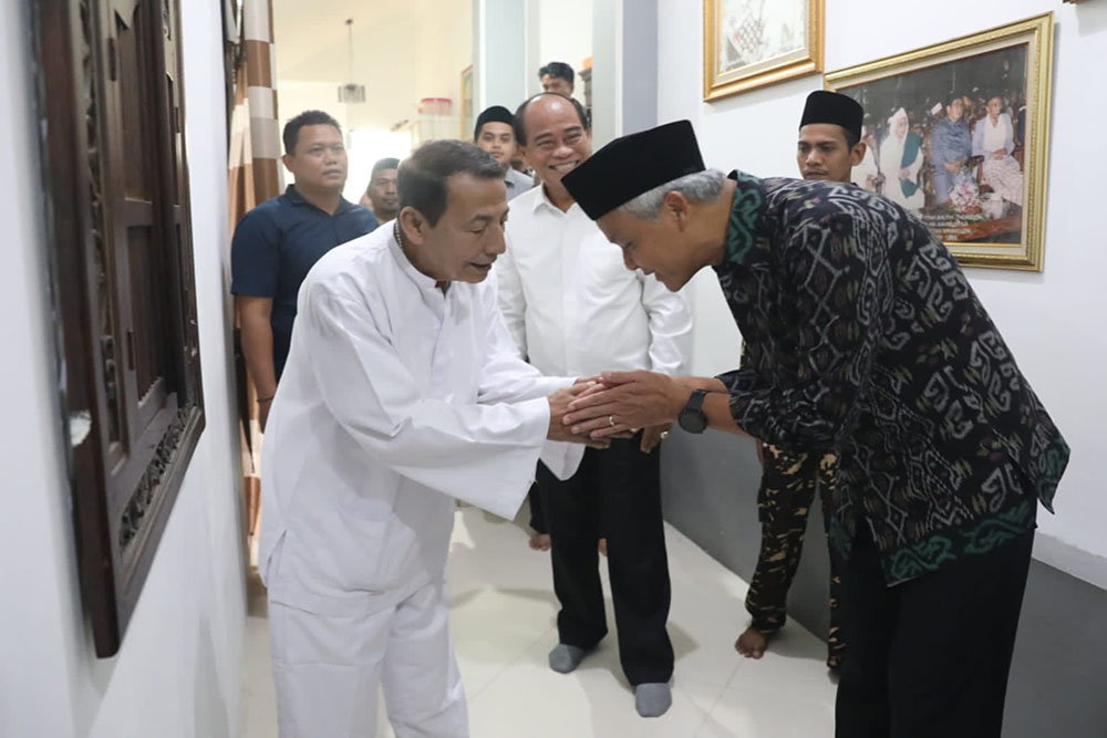 Masih dalam momentum Bulan Syawal, Gubernur Jawa Tengah Ganjar Pranowo silaturahmi ke Habib Luthfi bin Yahya