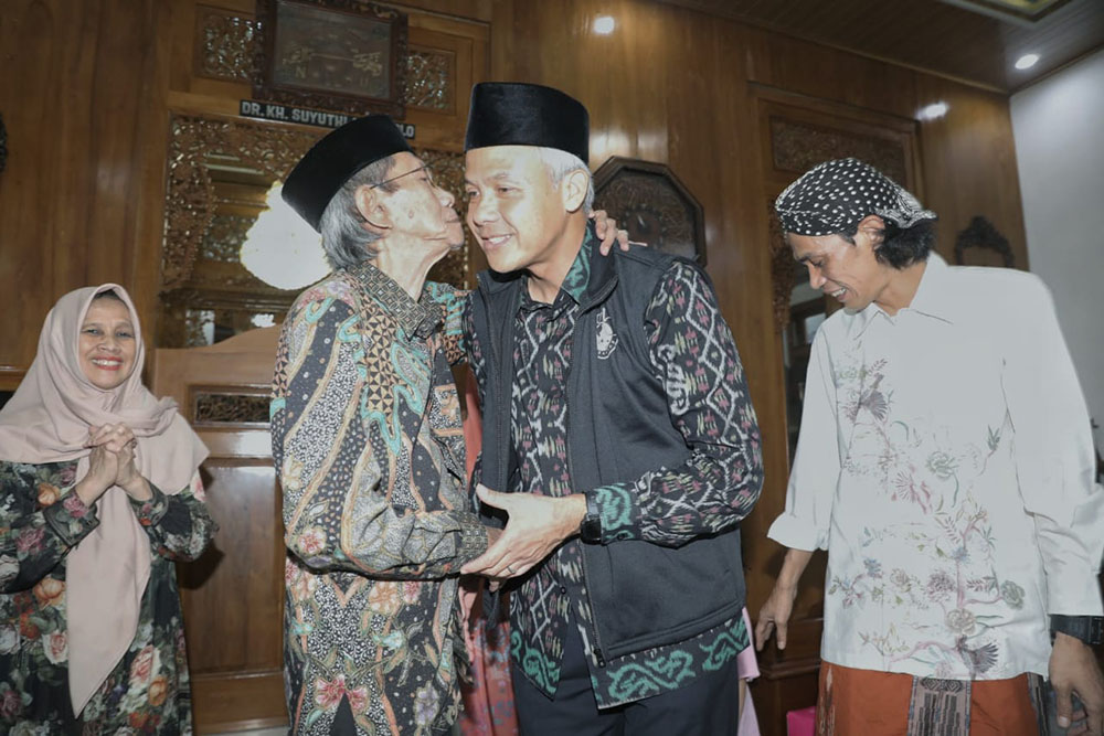 Lantunan Tholaal Badr dengan Musik Rebana Para Santri Mengiringi Kedatangan Gubernur Jawa Tengah Ganjar Pranowo di Pondok Pesantren Manbaul Hikmah