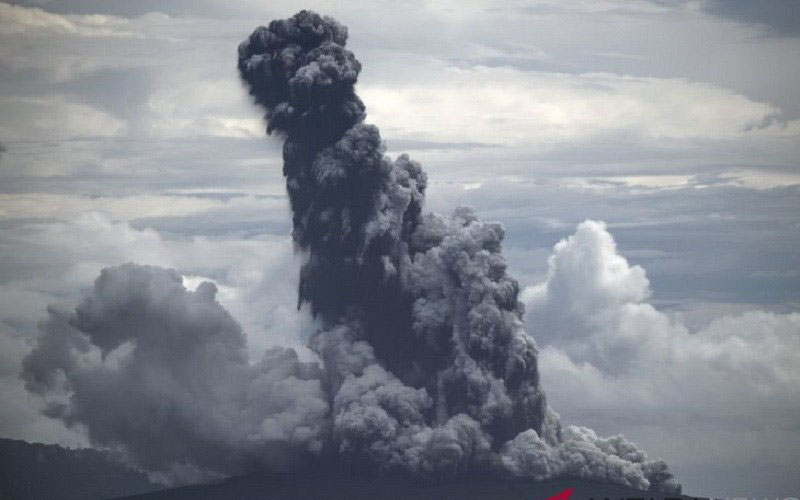Gunung Anak Krakatau Erupsi Lontarkan Abu Setinggi Tiga Kilometer