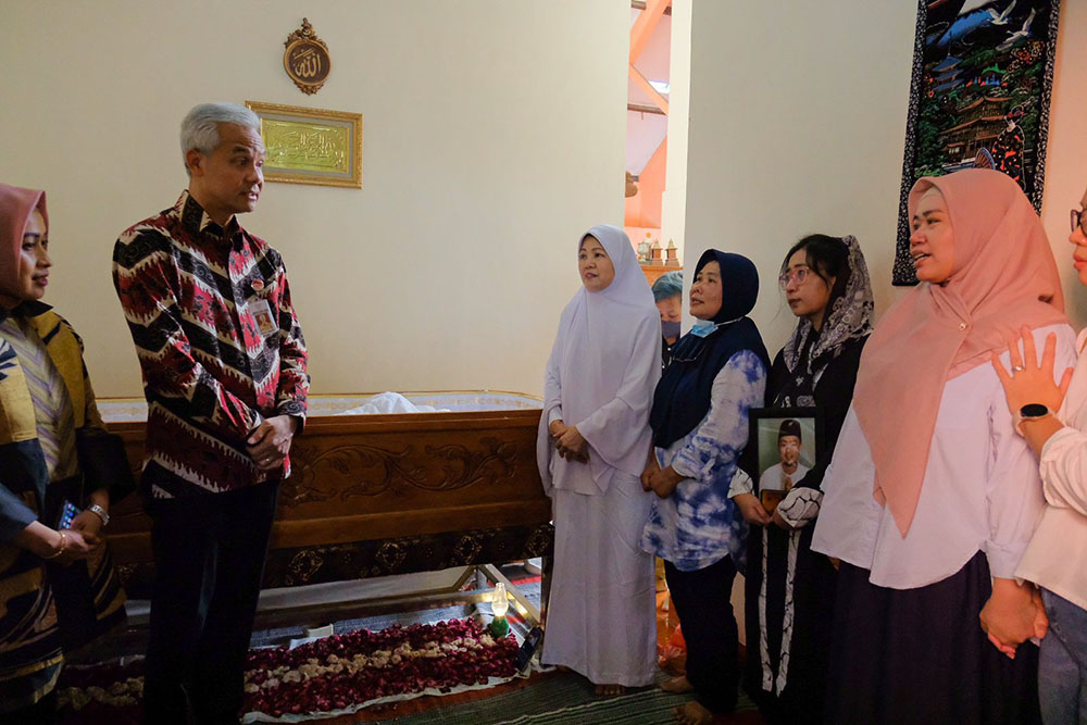 Gubernur Jawa Tengah Ganjar Pranowo menyampaikan dukacita kepada keluarga korban kecelakaan kerja di kompleks kantor Pemprov Jawa Tengah