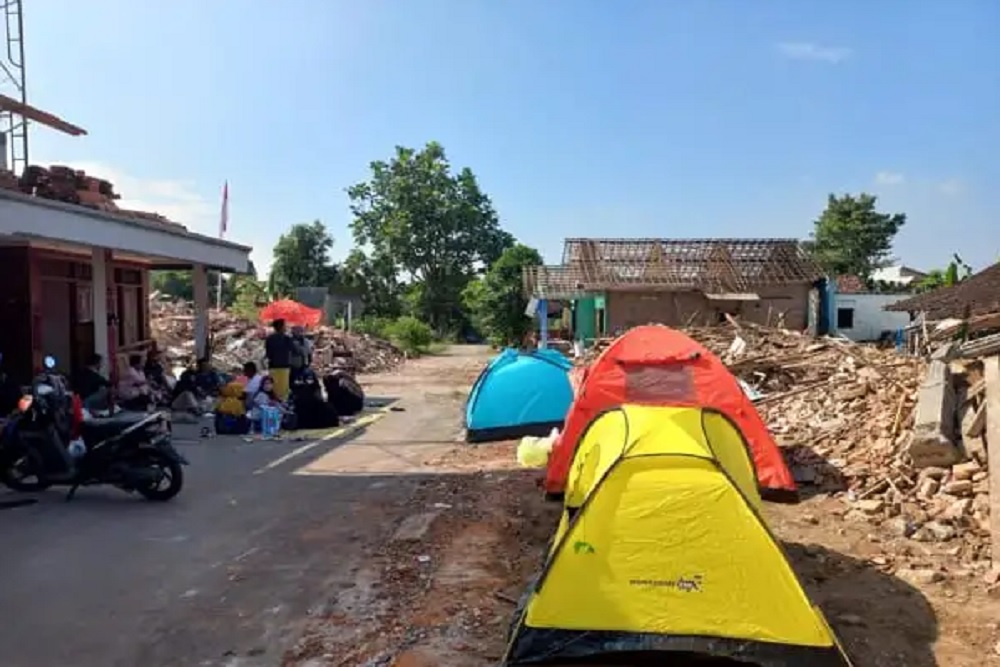 Warga Terdampak Tol Jogja-Solo Dirikan Tenda di Reruntuhan Bangunan yang Dieksekusi