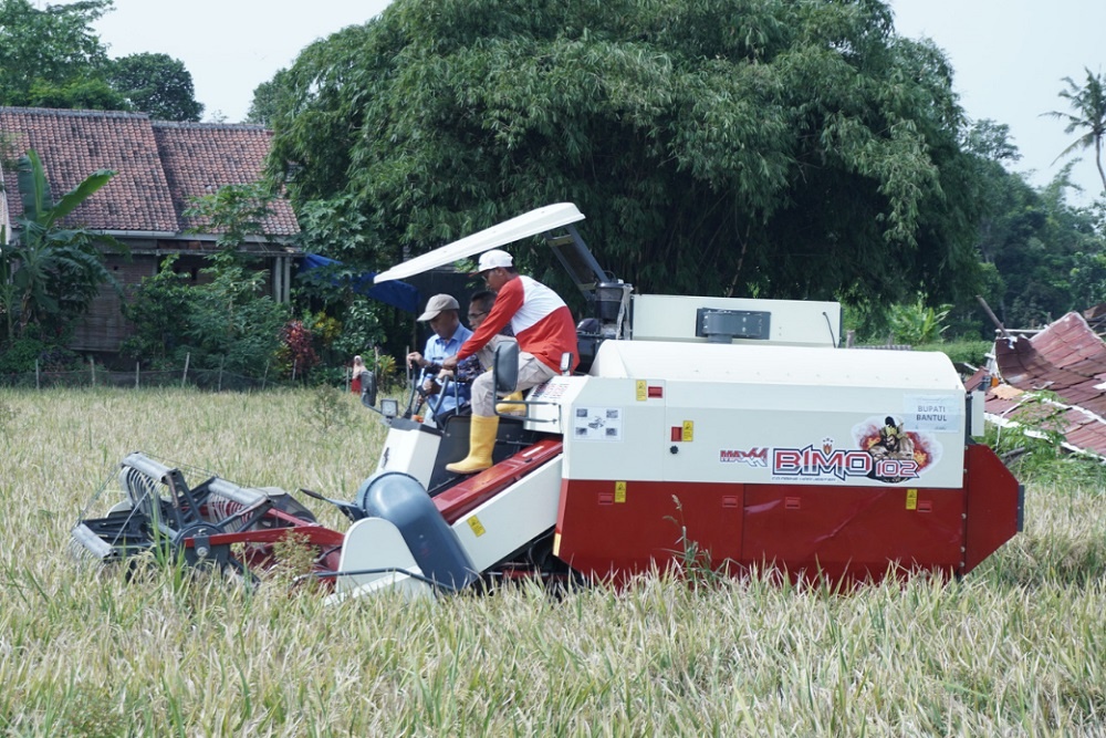Tujuh Kelompok Tani di Kulonprogo Menerima Bantuan Traktor Roda Dua