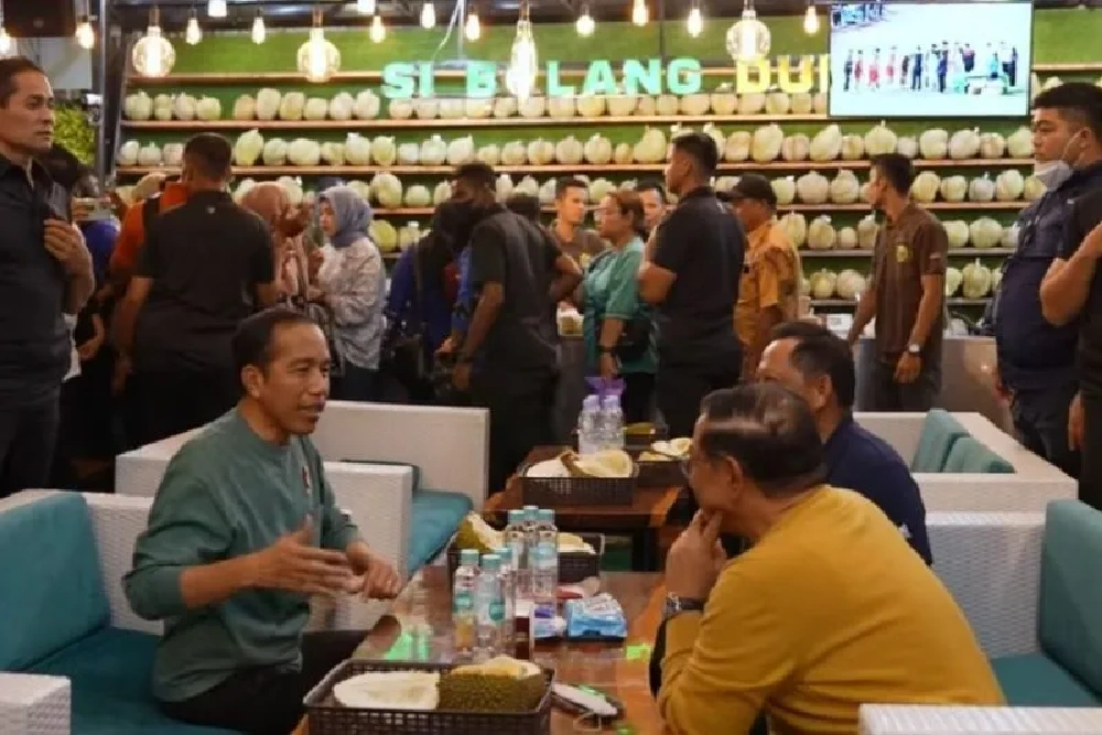 Jokowi Traktir Durian Usai Timnas U-22 Taklukan Thailand di Sea Games 2023