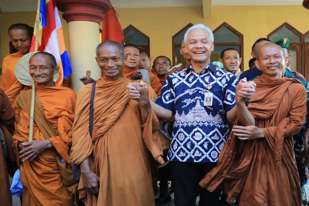 Sampai Semarang, Ganjar Sapa 32 Biksu yang Jalan dari Thailand ke Indonesia