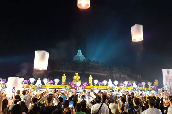 Tutup Rangkaian Waisak, 2567 Lampion Diterbangkan di Borobudur