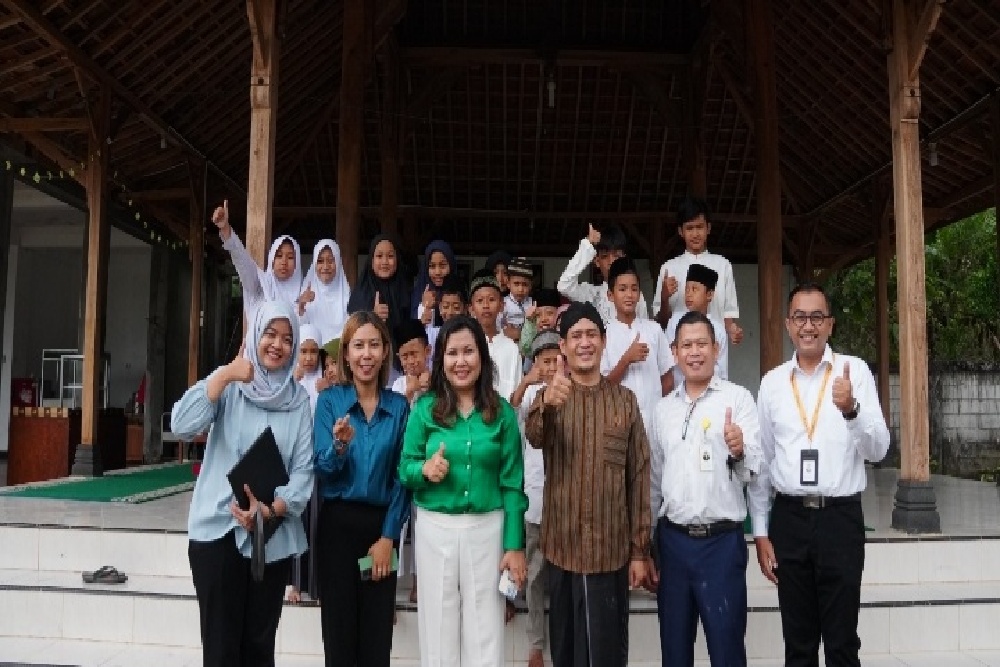 Swiss-Belboutique Yogyakarta Menyerahkan Donasi Hasil Penjualan Paket Buka Puasa 2023
