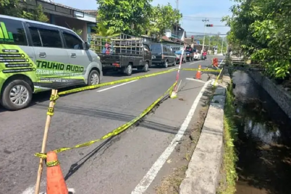 Waduh Jalan Di Prambanan Ambles Akibat Truk Pengangkut Tanah Uruk Tol Jogja Solo 5531