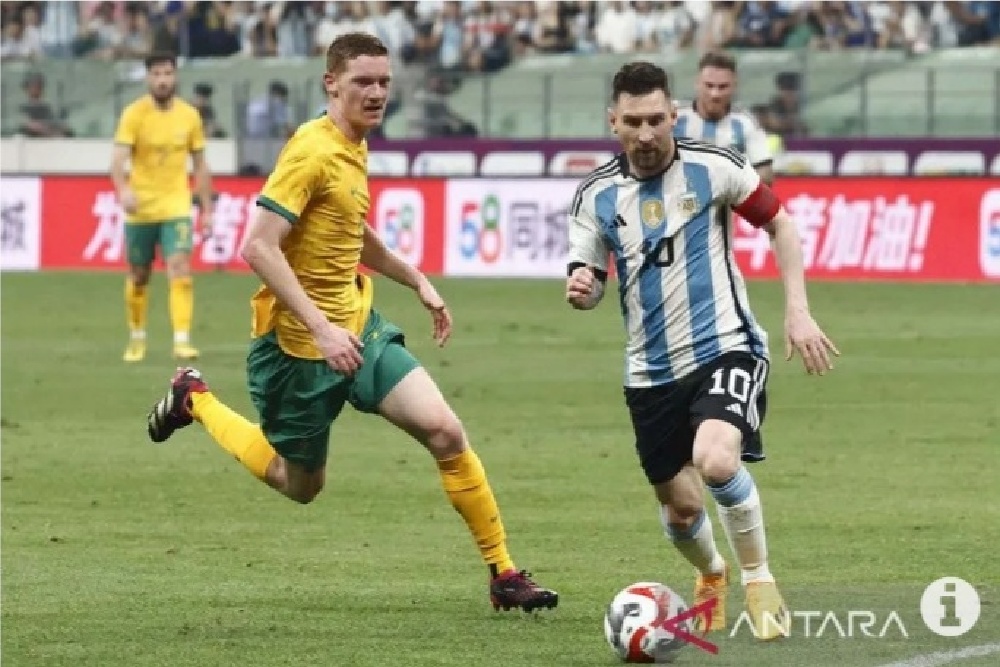 Gara-gara Peluk Messi, Pria Ini Dilarang Nonton Pertandingan Sepak Bola 12 Bulan