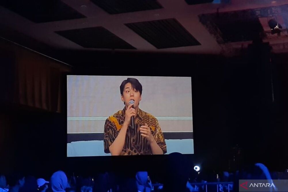 Artis Korea Kim Mingue Puji Pakaian Batik hingga Nikmati Es Cincau di Jakarta