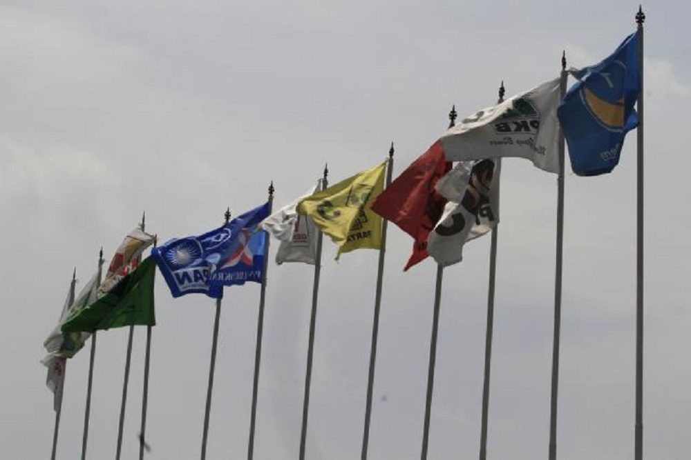 Mengganggu Pengguna Jalan, Bendera Parpol di Kulonprogo Dicopot Satpol PP