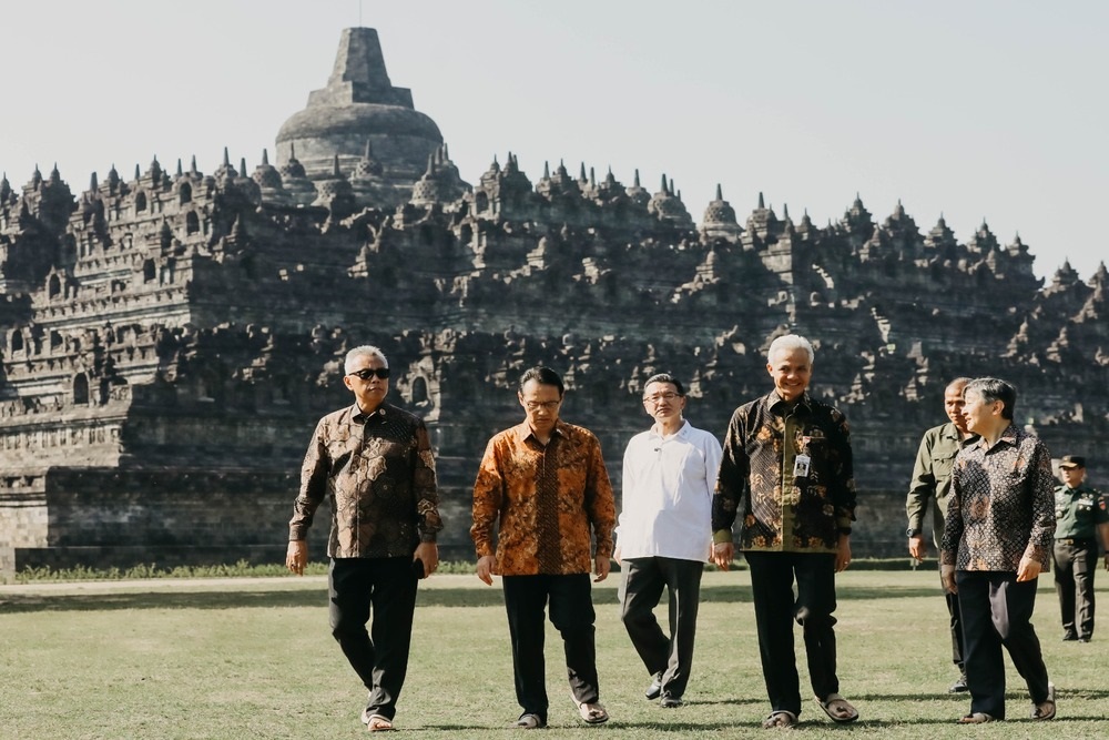 Ganjar Pranowo Ajak Kaisar Jepang Keliling Candi Borobudur