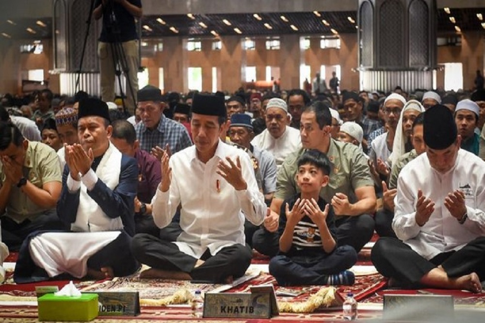 Jan Ethes Duduk di Barisan Depan Ikut Presiden Jokowi Salat Jumat di Masjid Istiqlal