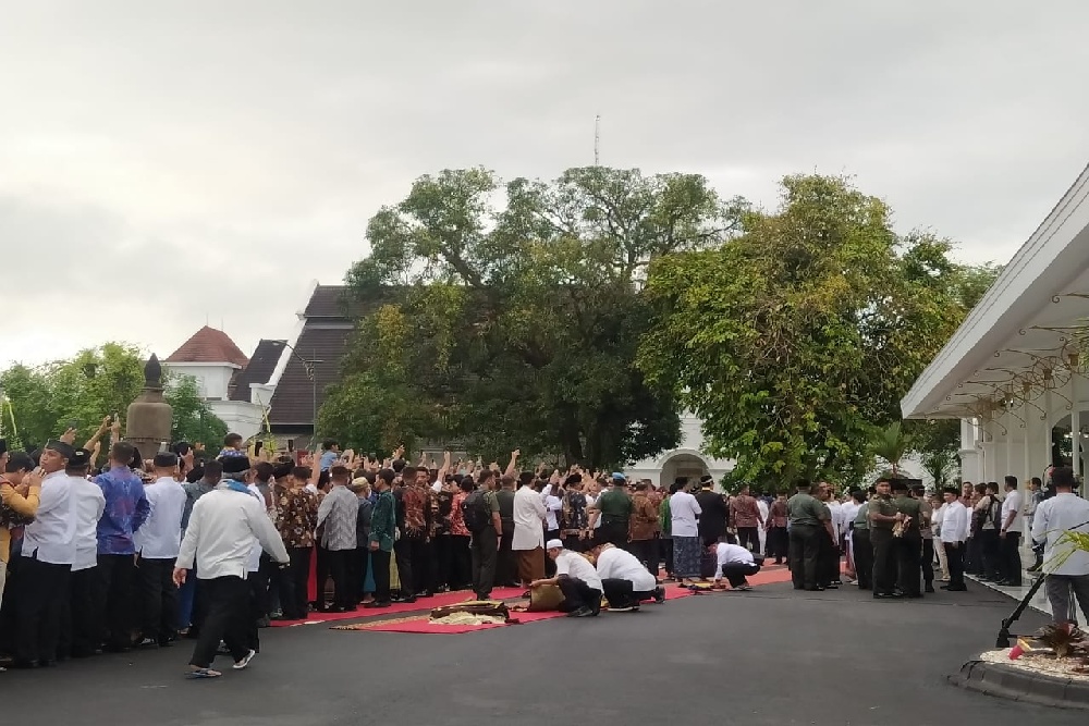 Usai Salat Iduladha, Jokowi Diserbu Warga untuk Berfoto