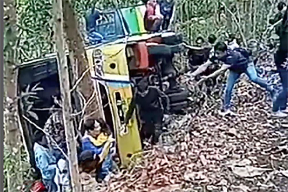 Bus Terguling di Gunungkidul: Tak Ada Korban Jiwa, 7 Orang Terluka