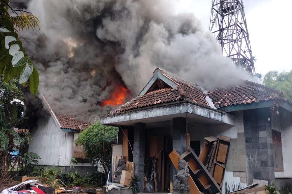 Bekas Kantor Radio Bikima yang Disewa PT Gramedia di Bogem Dilalap Api