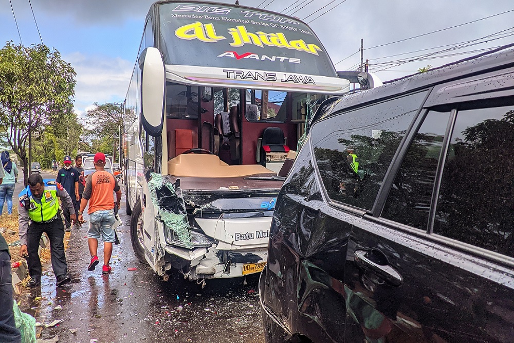 Diduga Rem Blong, Bus Hantam Sejumlah Kendaraan di Ring Road Selatan