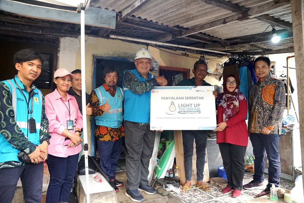 Program Donasi Pegawai PLN Hadirkan Listrik Gratis Bagi 186 Keluarga Kurang Mampu di Jawa Tengah dan DIY