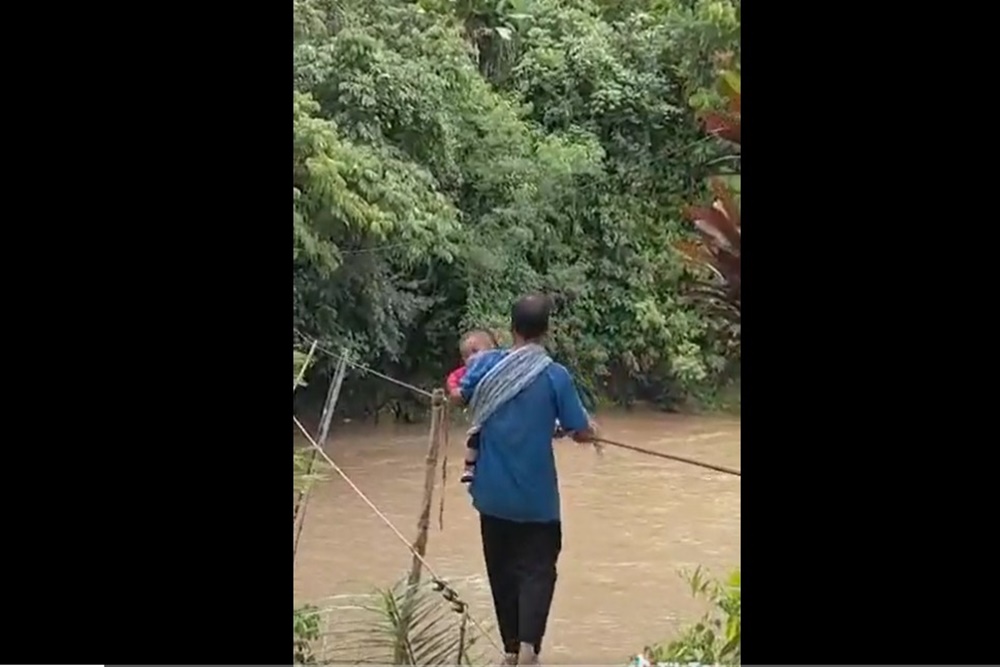Bapak Gendong Balita Meniti Jembatan Tali Viral, Begini Komentar Susi Pudjiastuti