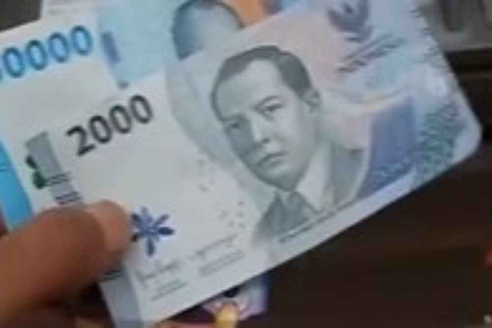 Viral Warganet Tarik Uang Tunai Rp50.000 yang Keluar Rp2.000