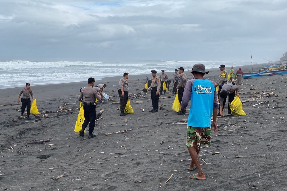Polisi dan Warga Bersih-Bersih Sampah di Pantai Samas Bantul