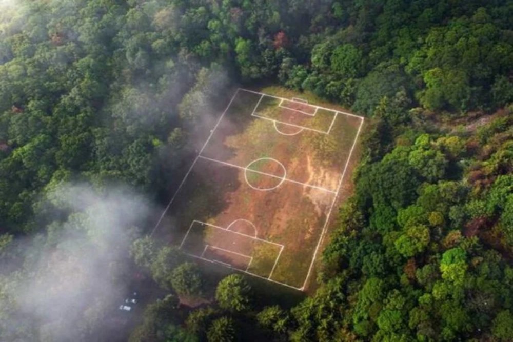 Satu-satunya di Dunia, Bekas Kawah Gunung Berapi Jadi Lapangan Sepak Bola