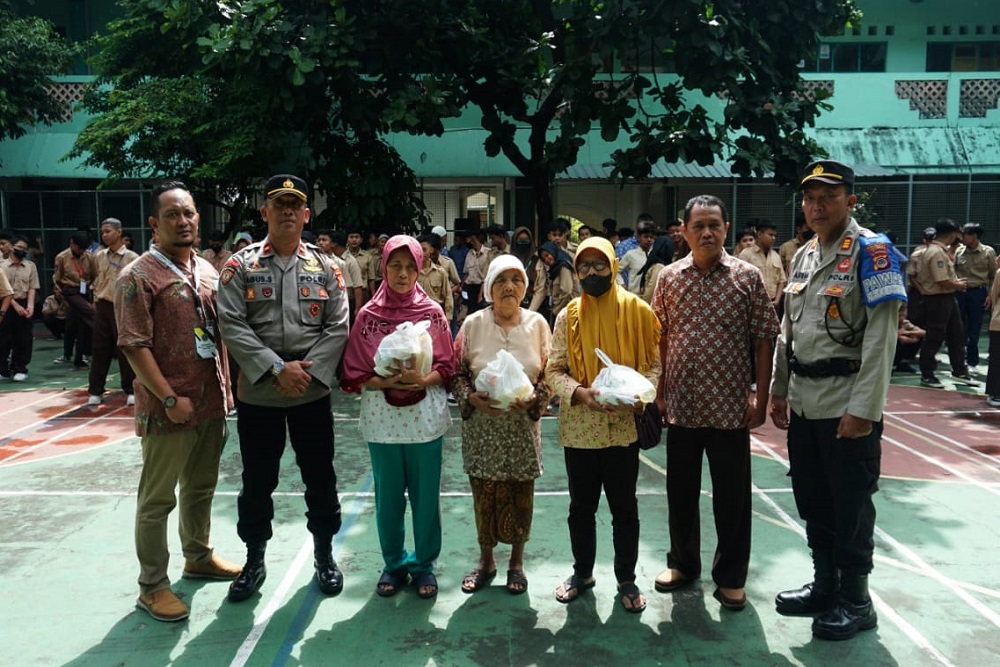 SMK PIRI 1 Yogyakarta Tutup Masa Pengenalan Lingkungan Sekolah dengan Baksos