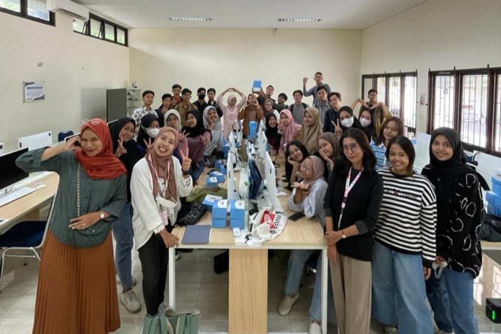 Habbie Gelar Workshop Fotografi Produk di UNS