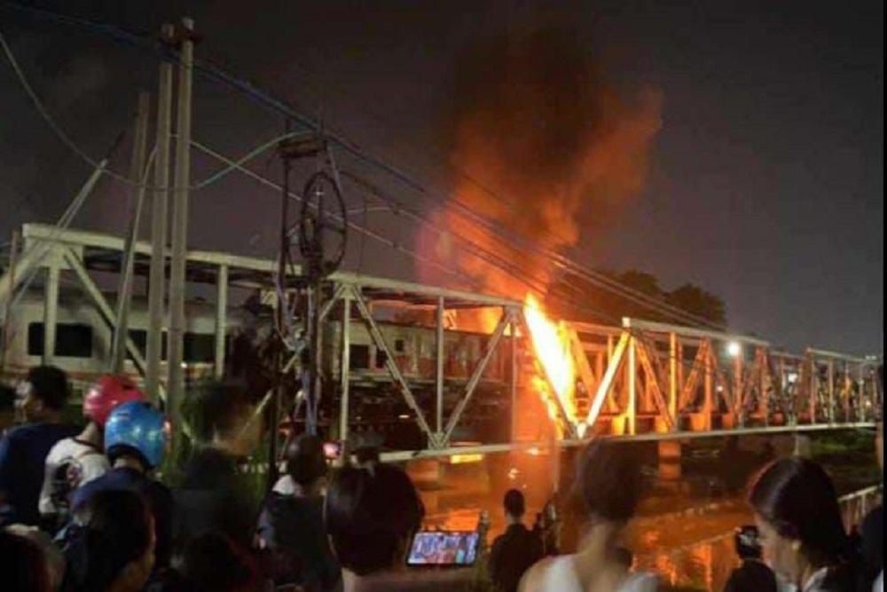 Viral! Detik-detik KA Brantas Tabrak Truk Trailer di Madukoro Semarang, Meledak dan Api Berkobar