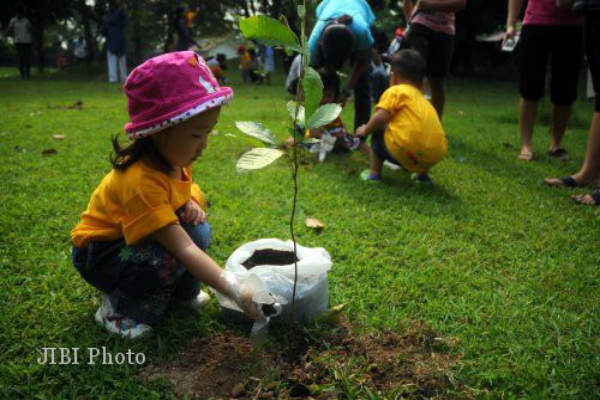 Danamon Tanam Ribuan Pohon untuk Tandai Usia 67 Tahun