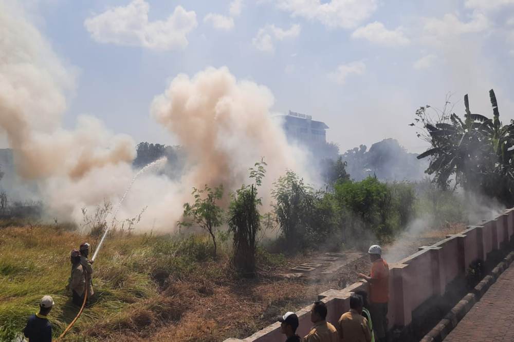 2,5 Hektare Lahan Sultan Ground di Timur JEC Terbakar, 4 Mobil Damkar Turun Tangan