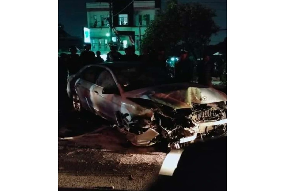 Viral Mercedes-Benz E300 Kecelakaan di Ringroad Barat Mlangi Sleman hingga Terbakar