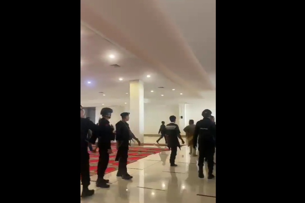 Viral Polisi Masuk Masjid Pakai Sepatu, Kapolda Berdalih Bukan Tempat Suci