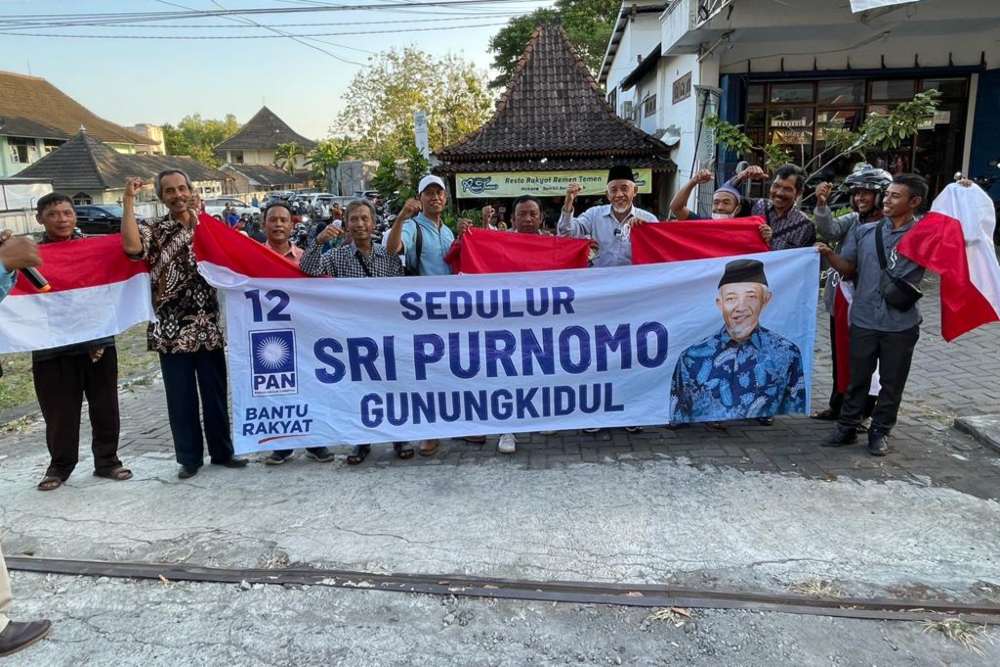 Deklarasi Sedulur Sri Purnomo Gunungkidul Diwarnai Aksi Bagi-Bagi Bendera Merah Putih