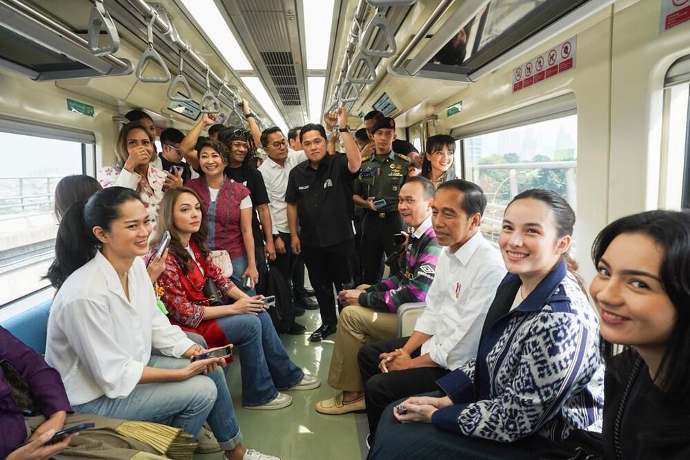Jokowi Bersama Cak Lontong hingga Chelsea Islan Jajal LRT Jabodebek