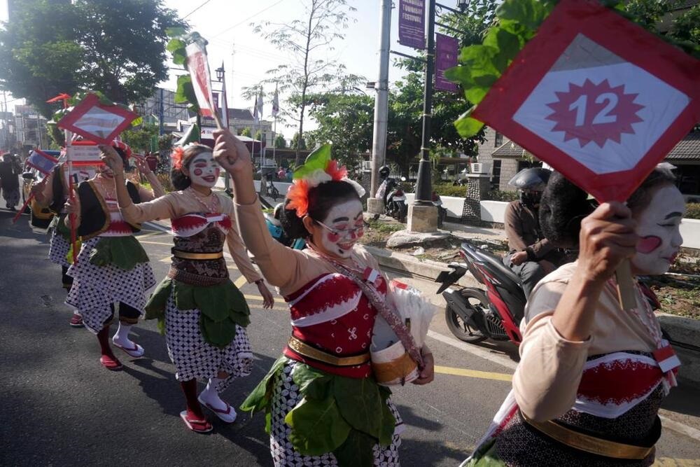 Pegawai RS Bethesda Karnaval Kemerdekaan Pakai Kostum Go Green