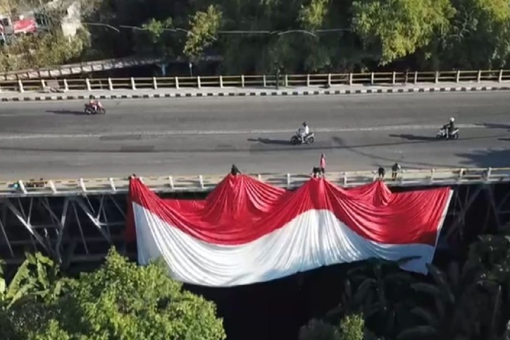 HUT RI ke 78, Bendera Merah Putih Raksasa Dikibarkan di Jembatan Sungai Winongo Jogja