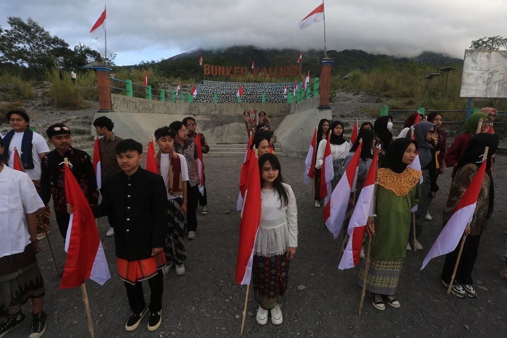 Puluhan Mahasiswa Upacara Menggunakan Pakaian Adat di Kaki Gunung Merapi