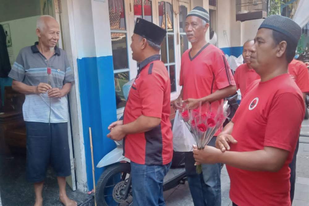Gerak Door to Door Menangkan Ganjar Pranowo, Banteng Jogja Bagikan Mawar Merah kepada Warga