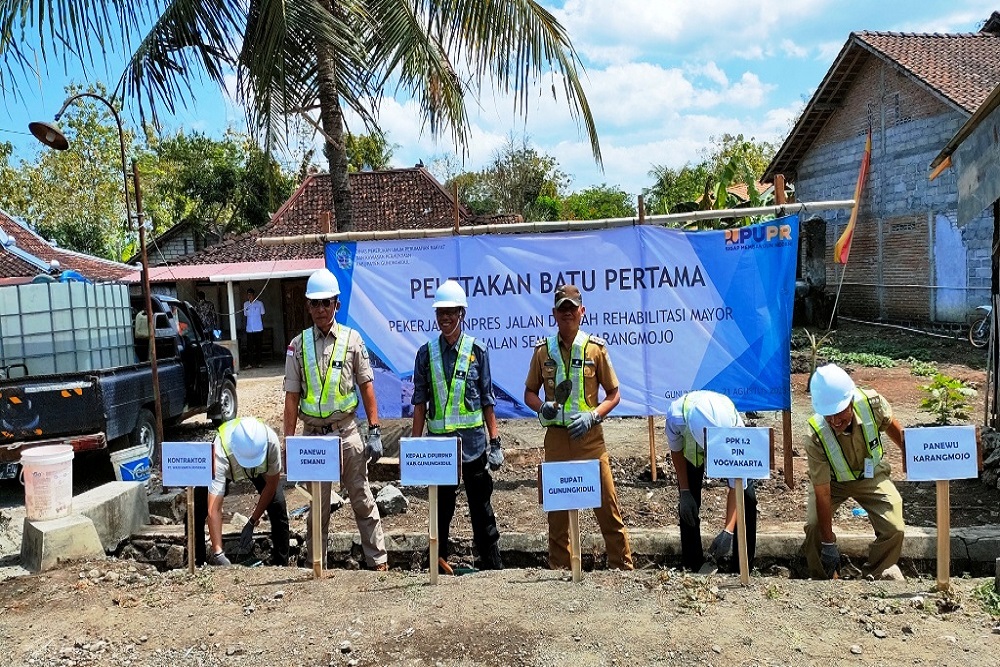 Perbaikan Ruas Jalan Karangmojo-Semanu Dilakukan Keroyokan