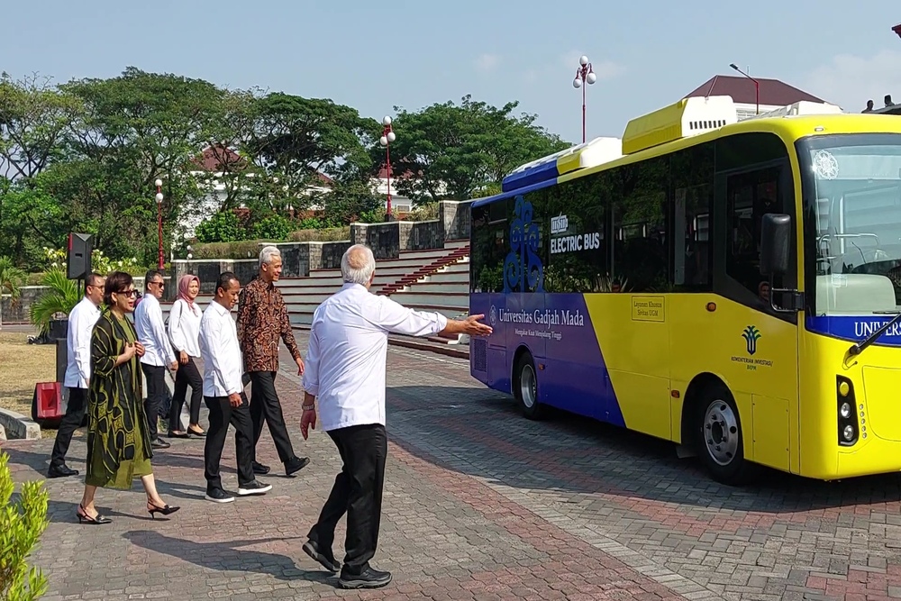 UGM Terima Hibah Bus Listrik dari Kementerian Investasi