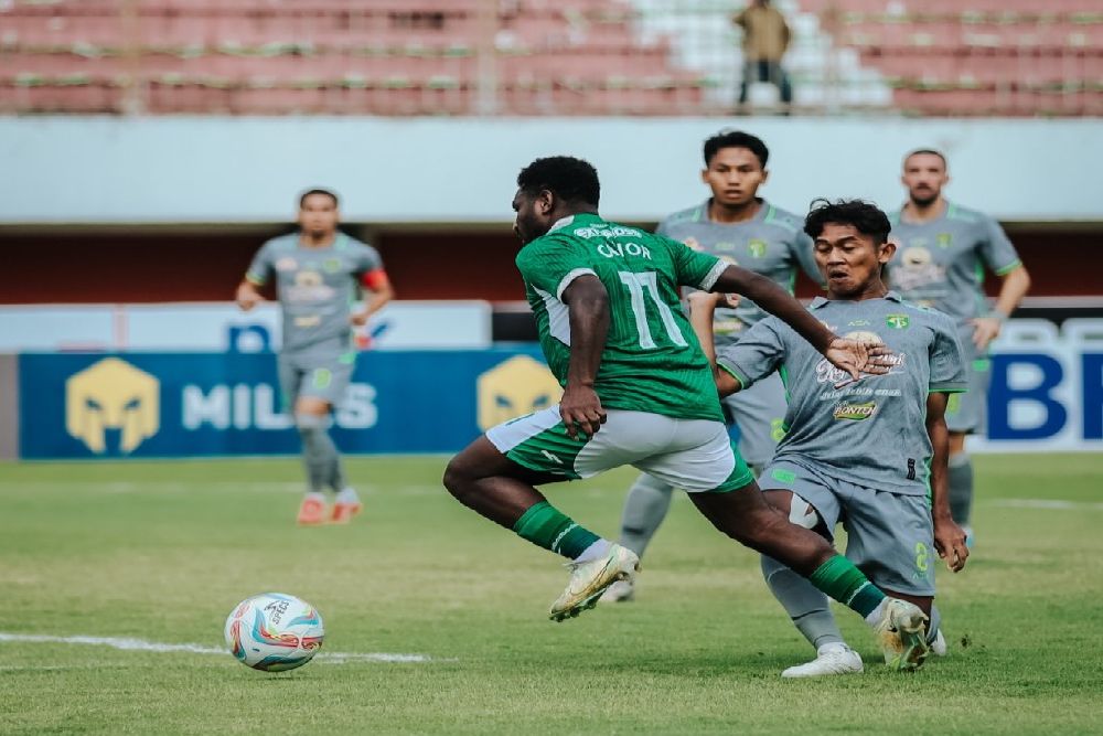 PSS Sleman vs Persebaya Surabaya Berakhir Sama Kuat