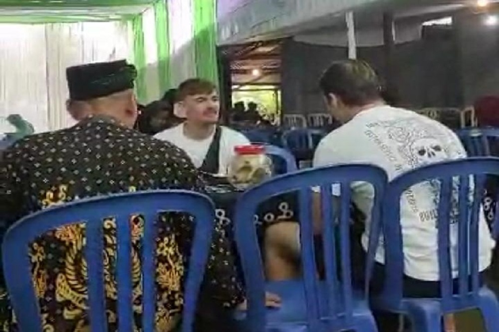 Viral Bule Kesasar Masuk ke Resepsi Pernikahan di Girimulyo Kulonprogo, Makan Lahap dan Pulang Diberi Oleh-Oleh