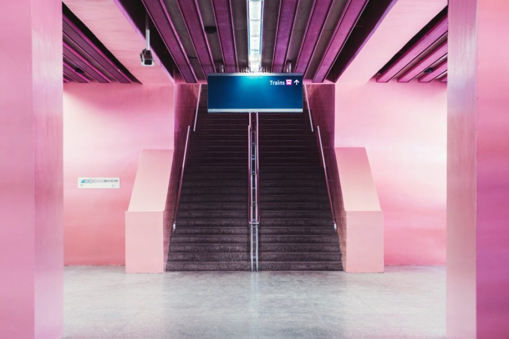 Unik, Negara Ini Punya Stasiun MRT Serba Pink