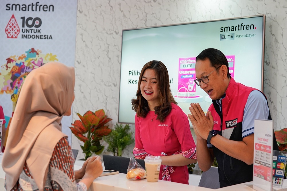 Hari Pelanggan Nasional, CEO Smartfren Ikut Melayani di Galeri Smartfren